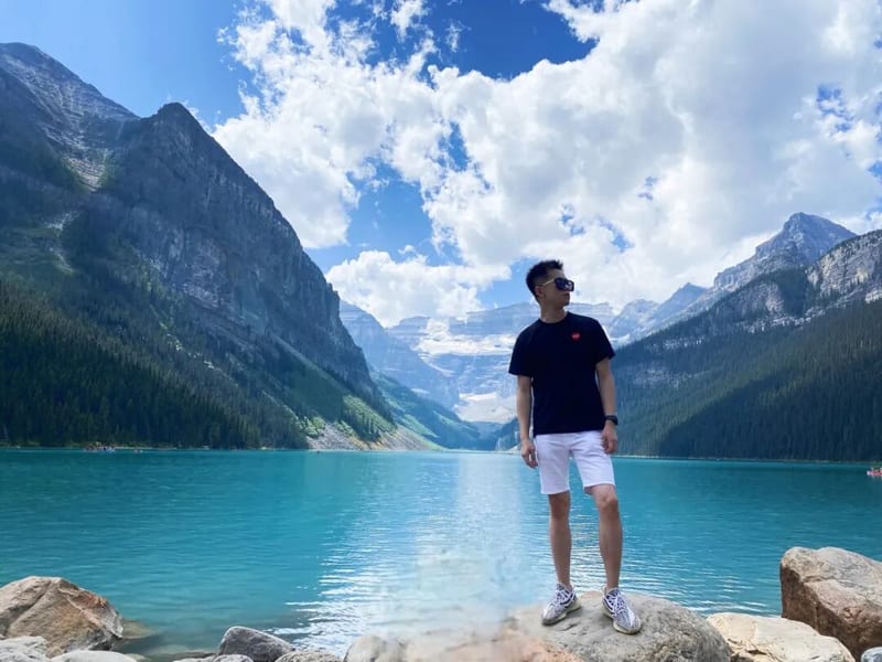 杨同学在加拿大 Lake Louise 落基山湖边的全科通关合影